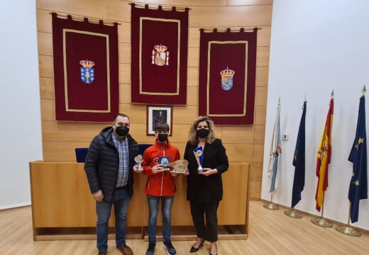 A alcaldesa recibiu no Concello ao xogador de pádel naronés Iago Fuertes, cun destacado palmarés a nivel nacional e internacional